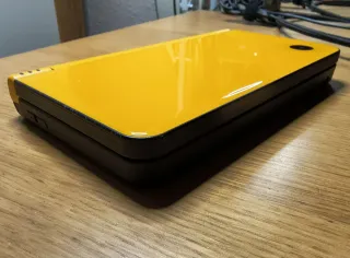 Nintendo DSi XL Amarilla con 2 juegos