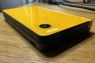 Nintendo DSi XL Amarilla con 2 juegos