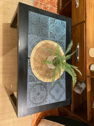 Mesa de centro negra y azul