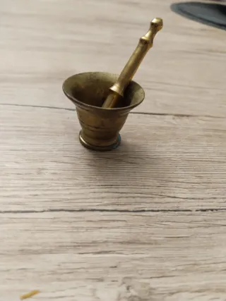 Almirez y mano de bronce