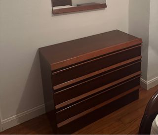 Cajonera de madera oscura