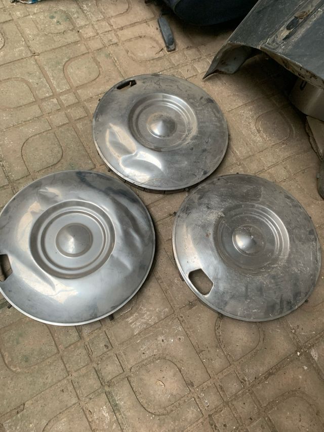 Tapacubos Citroen CX Originales (3 uds) mal estado