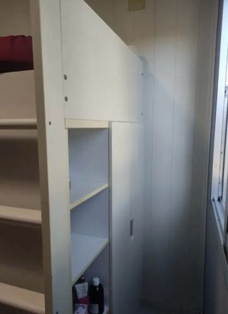 Cama litera blanca con escritorio