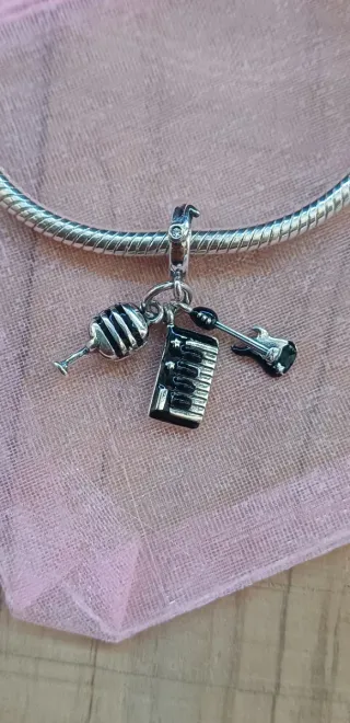 Charm Música | Micrófono, guitarra y micrófono