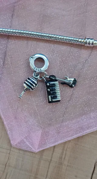 Charm Música | Micrófono, guitarra y micrófono