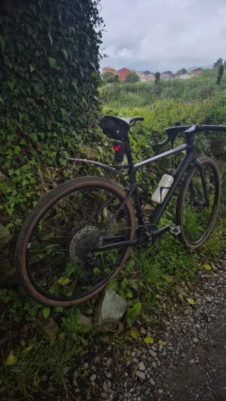 Bicicleta Gravel Cube Carbono