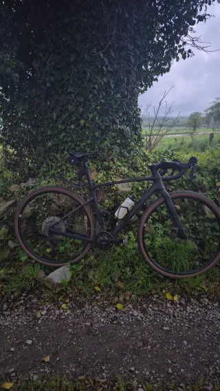 Bicicleta Gravel Cube Carbono