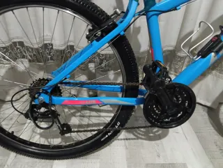 Bicicleta azul B'TWIN