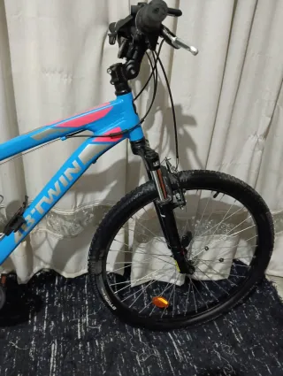 Bicicleta azul B'TWIN