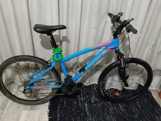 Bicicleta azul B'TWIN