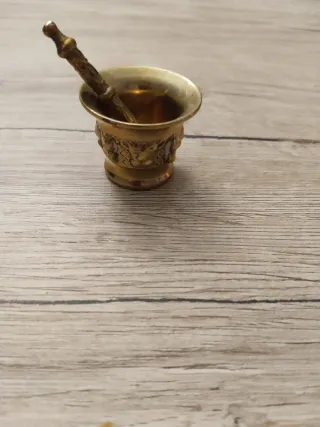 Mortero y mano de bronce decorado