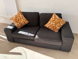 Sofá 2 plazas gris.