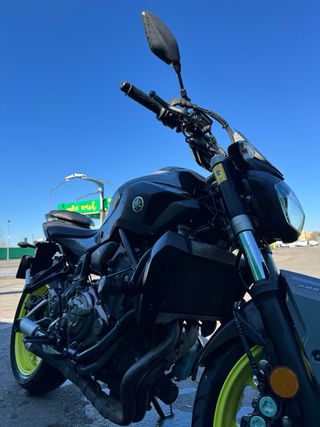 Yamaha MT-07 Gris y Amarilla