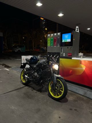 Yamaha MT-07 Gris y Amarilla