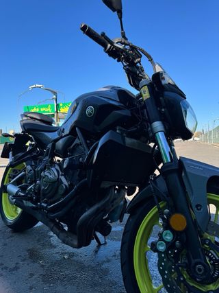 Yamaha MT-07 Gris y Amarilla