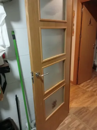 Puerta madera interior cristal cocina salón