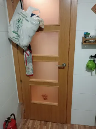 Puerta madera interior cristal cocina salón