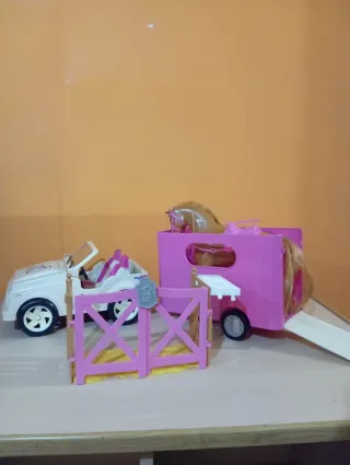 Todoterreno blanco con remolque de caballos