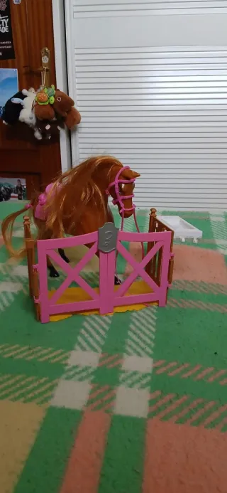 Todoterreno blanco con remolque de caballos