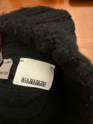 Cappello Napapijri nero con pompon