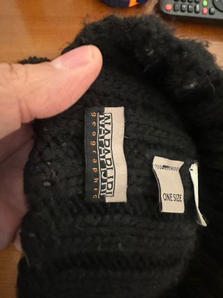 Cappello Napapijri nero con pompon