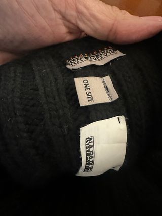 Cappello Napapijri nero con pompon