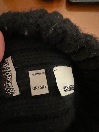 Cappello Napapijri nero con pompon