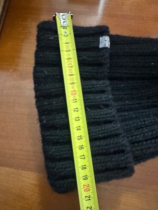 Cappello Napapijri nero con pompon