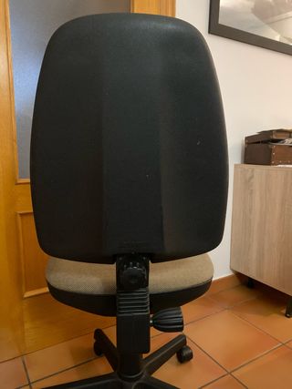 Silla de oficina beige y negra muy bien cuidada