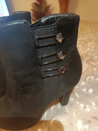 Stivaletti neri con tacco