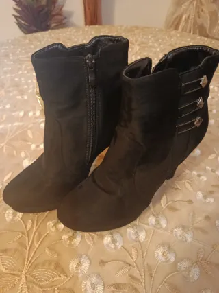 Stivaletti neri con tacco