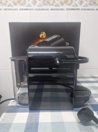 Cafetera Nespresso Delonghi Inissia Negra