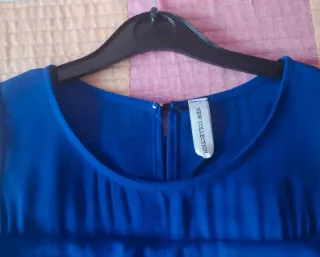 Vestido de fiesta azul con volantes