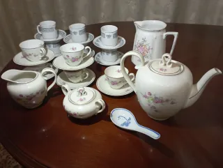 Conjunto de tazas de té y café