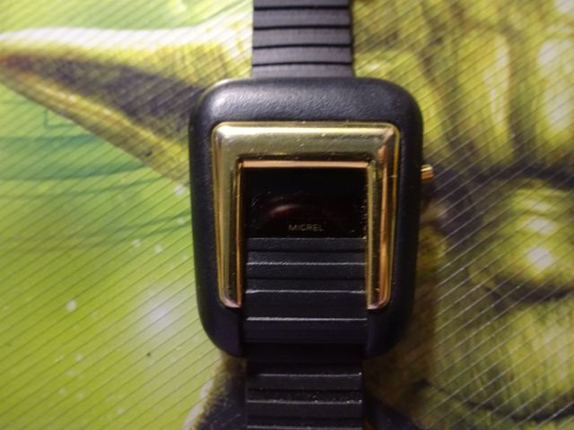 Reloj LED Micrel 70s Negro/Dorado