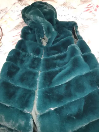 Chaleco de pelo sintético con capucha