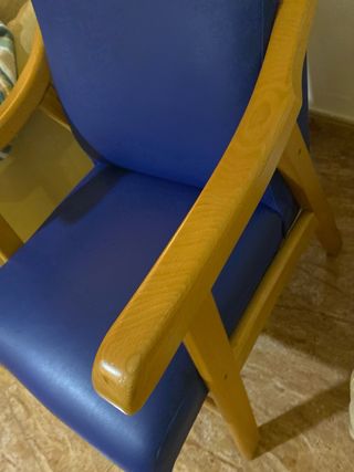 Silla azul de piel sintética y madera