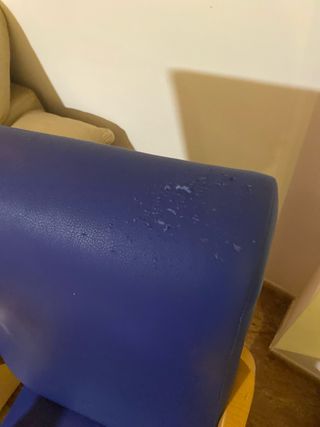 Silla azul de piel sintética y madera