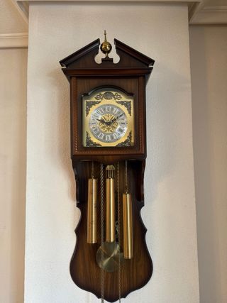 Reloj de pared antiguo mecánico