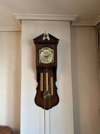 Reloj de pared antiguo mecánico