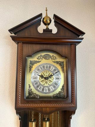 Reloj de pared antiguo mecánico