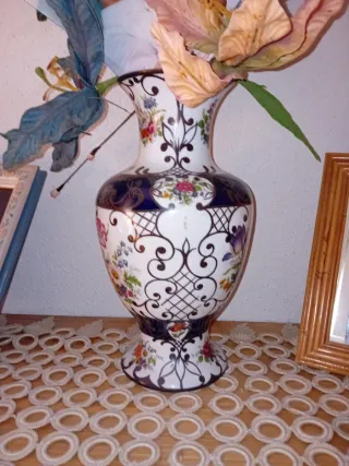 Jarrón de porcelana con flores
