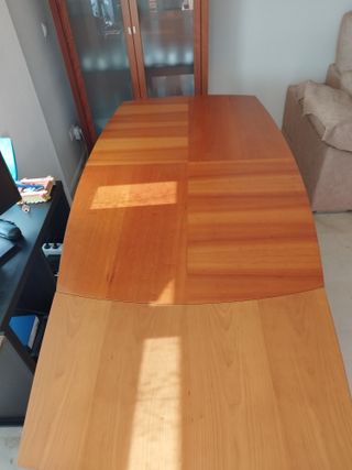 Mesa de salón de madera