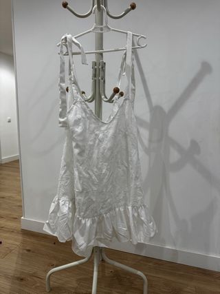 Vestido blanco de verano con tirantes