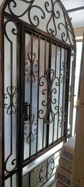 Puerta Hierro Fundido con Cristal