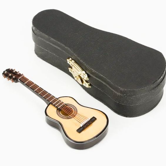 HECHO A MANO GUITARRA ESPAÑOLA A ESCALA CON FUNDA