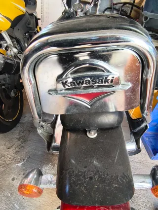 Moto Kawasaki Cruiser Negra.