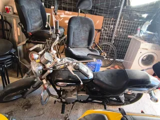 Moto Kawasaki Cruiser Negra.