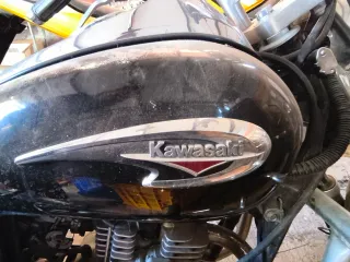 Moto Kawasaki Cruiser Negra.