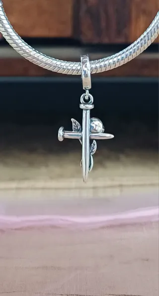 Charm Colgante - Cruz con enredadera rosa